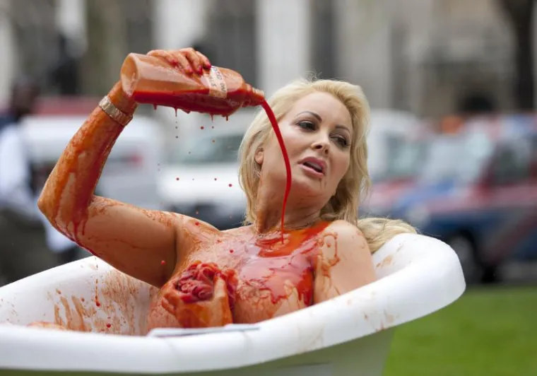 Playboyjeva zečica se okupala u krvi