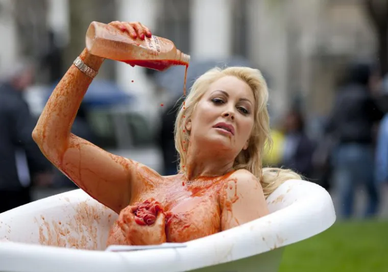 Playboyjeva zečica se okupala u krvi