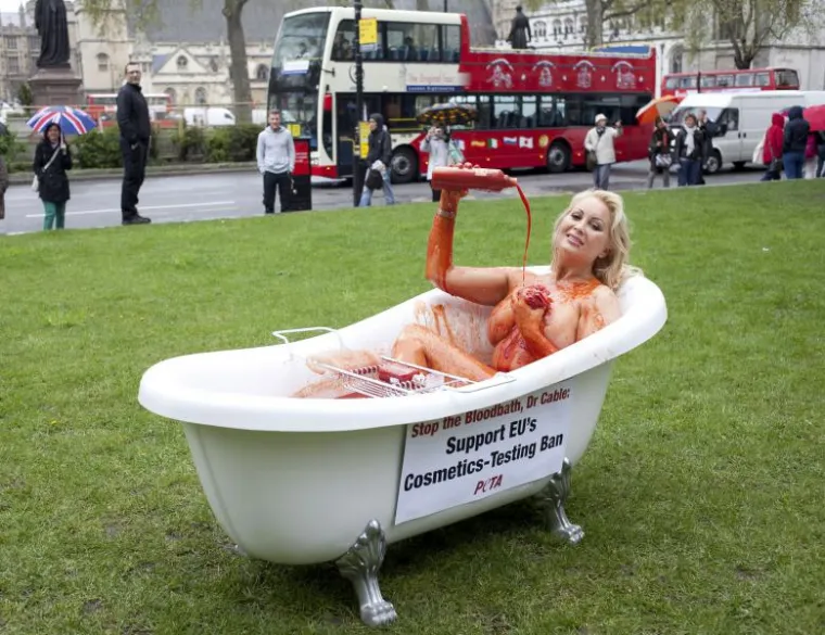 Playboyjeva zečica se okupala u krvi