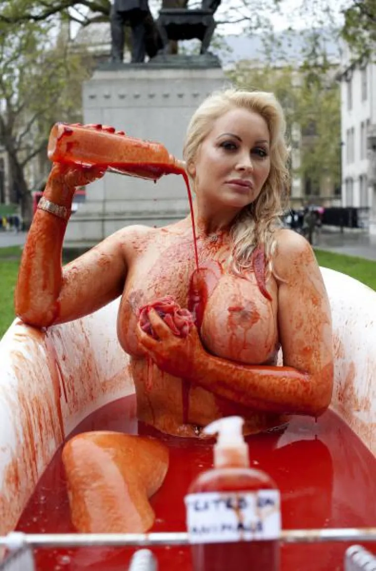 Playboyjeva zečica se okupala u krvi