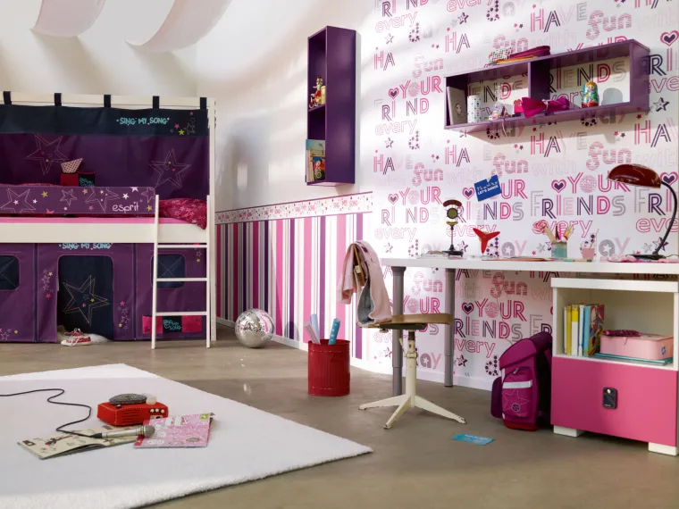 Stolica i radni stol neka obavezno budu od laganih prirodnih materijala (jelovina, aluminij, plastika).