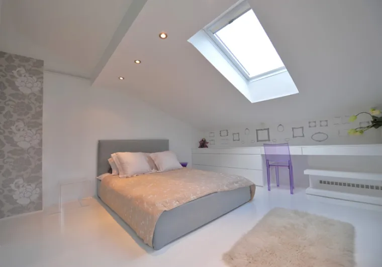 Osim ventilacije, u potkrovnom stanu izuzetno je važna dobra rasvjeta – pored prirodnog svjetla koje u tavanskim prostorima većinom nerijetko, a ponegdje i u pravilu dolazi s kosina zida, bitno je osigurati adekvatna rasvjetna tijela za čitav prostor (samostojeće lampe, halogene lampe u stropu ili podu, ambijentalne lampe).