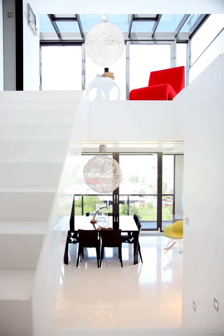 Iako su se u tavanskim prostorima do nedavno najčešće koristile drvene podne obloge, danas se sve češće koriste i druga rješenja, poput lijevanih podova ili keramičkih pločica. Time se i u ovaj tip interijera unosi dašak suvremenosti, a ako je riječ o podovima svijetlih tonova, prostor će se vizualno povećati, naročito ako su zidovi i stropovi također u nekoj nijansi bijele boje.