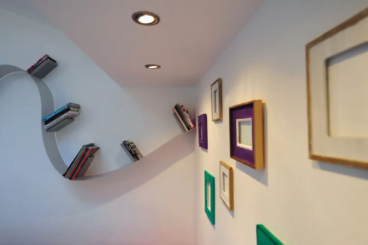 Zbog kosina također savjetujemo da funkcionalan namještaj poput zidnih polica ujedno ima i dekorativnu ulogu, čime će se dodatno 'razigrati' prostor.