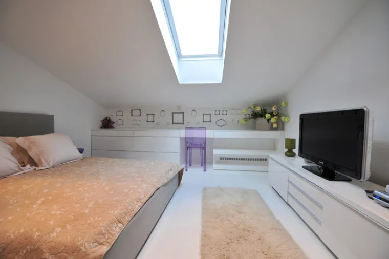 Zbog potrebe praćenja zahtjevnih kontura zidova (kosine, dimnjaci, grede i ostale fizičke karakteristike tavanskih prostora koje mogu predstavljati prepreku), prilikom izrade troškovnika treba voditi računa o stavci izrade pojedinih komada namještaja po mjeri.