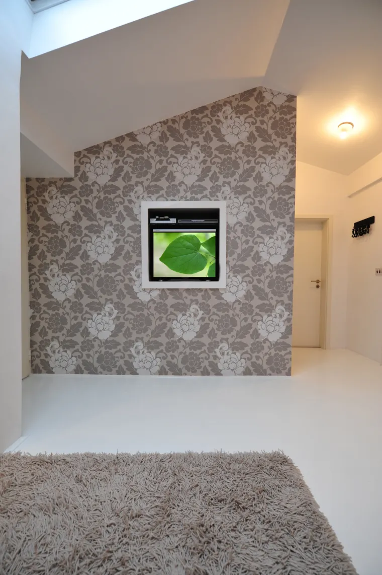 Zidovi potkrovlja ne moraju nužno biti jednobojni – baš kao i u drugim interijerima, i u tavanskim stanovima se mogu koristiti šarene tapete ili zanimljive dekorativne naljepnice, posebno na dijelovima zida gdje nije moguće postaviti druge dekorativne predmete.