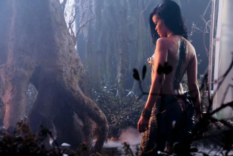 Rihanna pokazala piercing na bradavici