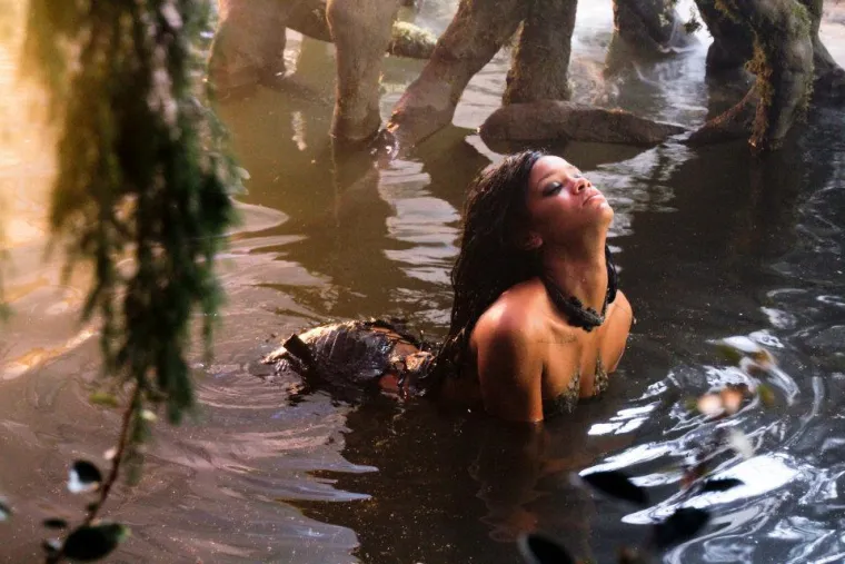 Rihanna pokazala piercing na bradavici