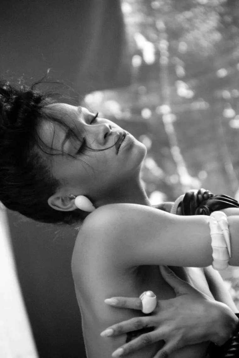 Rihanna pokazala piercing na bradavici