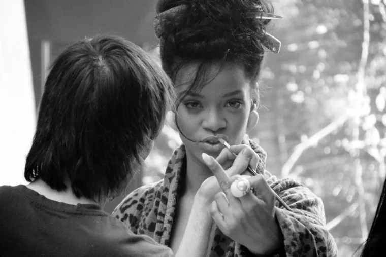 Rihanna pokazala piercing na bradavici
