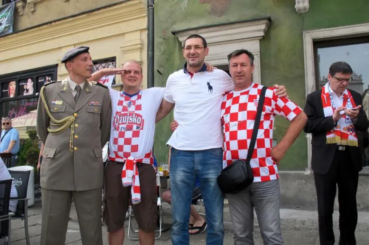 Ministri popili pivo s hrvatskim navijačima