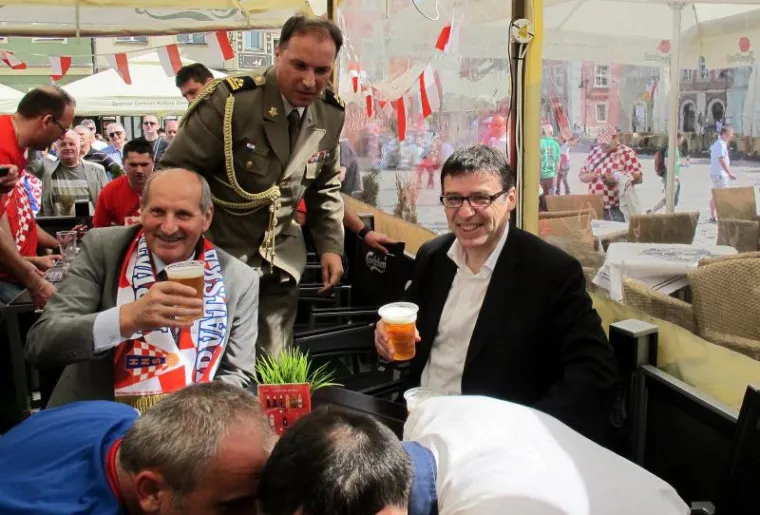 Ministri popili pivo s hrvatskim navijačima