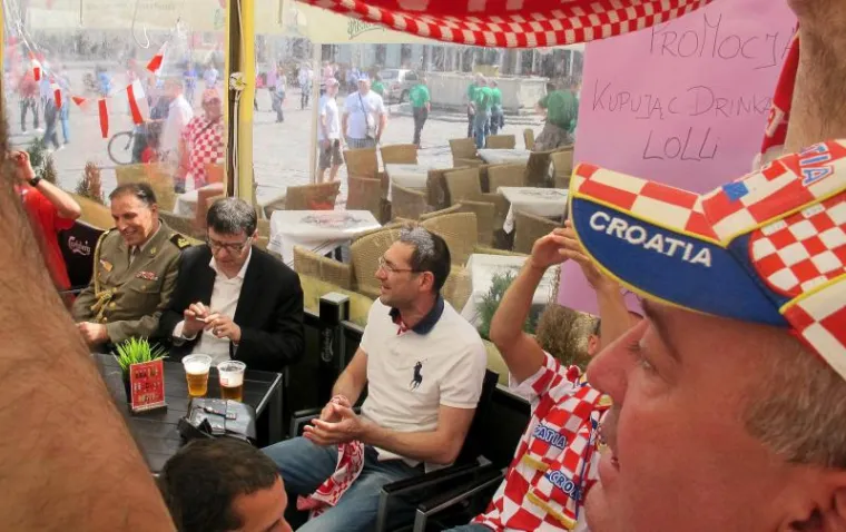 Ministri popili pivo s hrvatskim navijačima