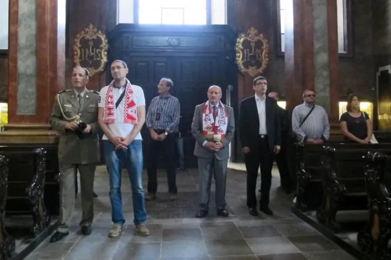 Ministri popili pivo s hrvatskim navijačima