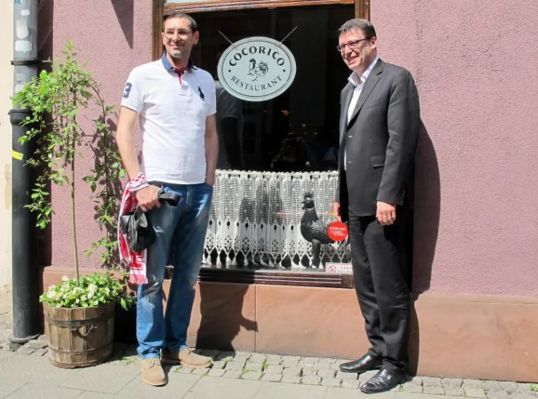 Ministri popili pivo s hrvatskim navijačima