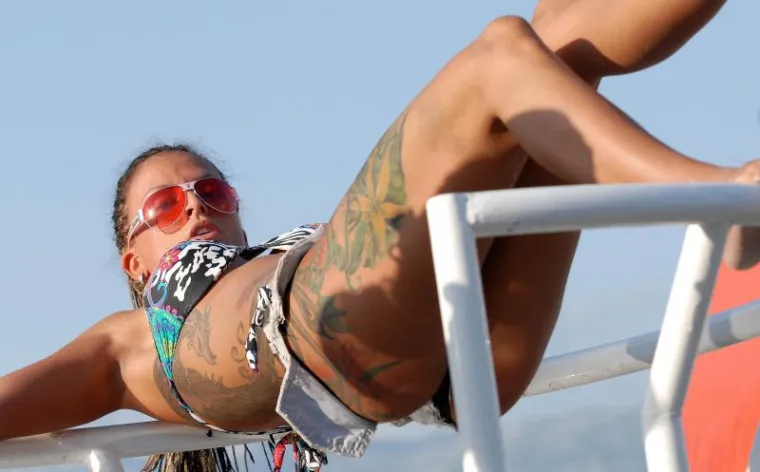 Seksi manekenke mamile muške poglede na Zrću
