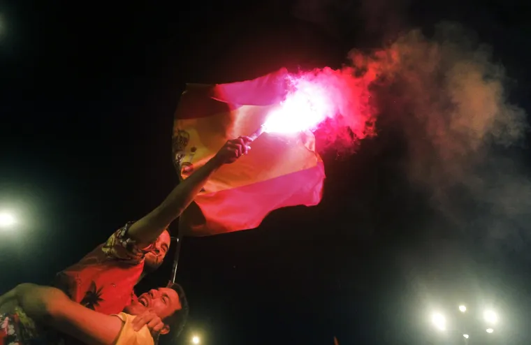 Baklje i zastave na središnjem trgu u Madridu.