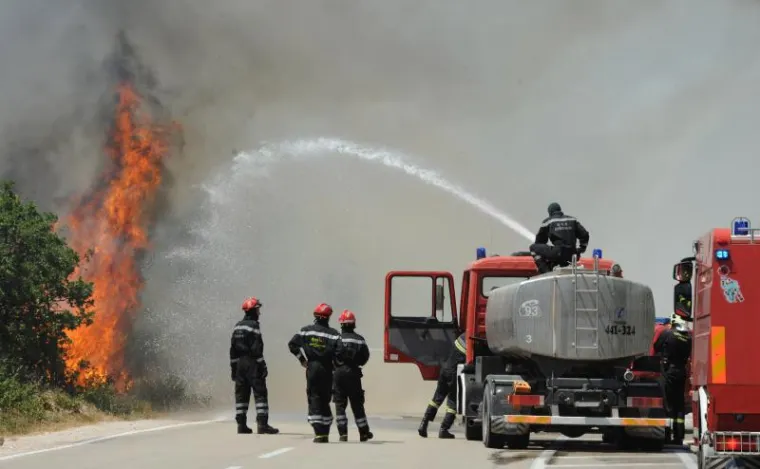 Veliki požar bjesni kod Vodica
