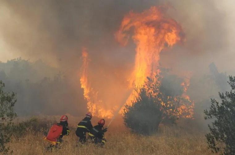 Veliki požar bjesni kod Vodica