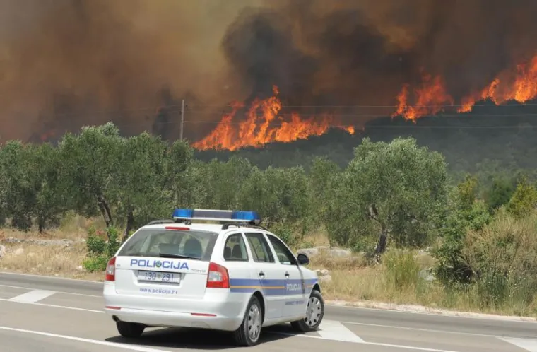 Veliki požar bjesni kod Vodica