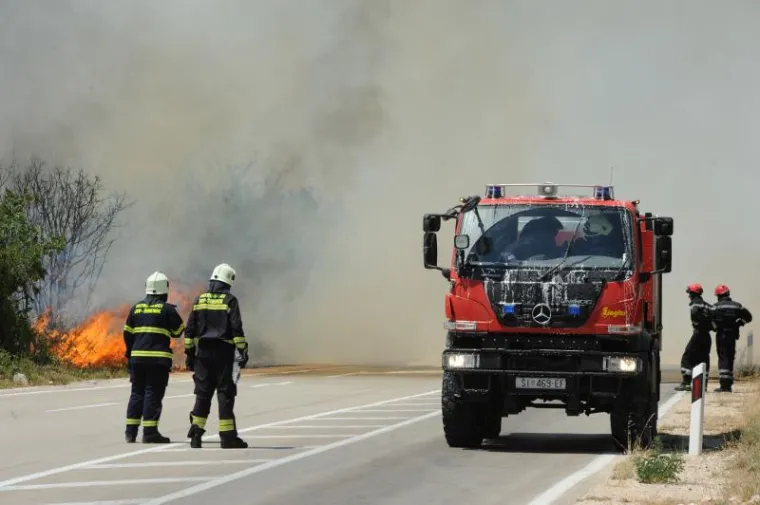 Veliki požar bjesni kod Vodica