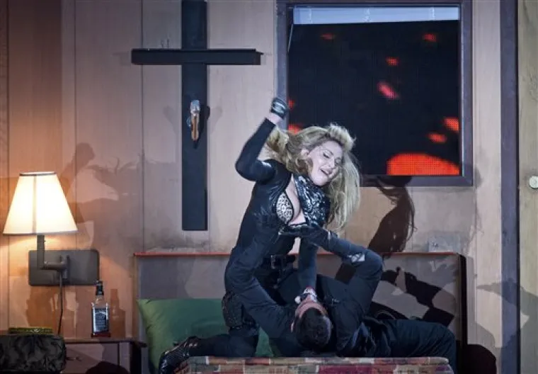 Madonna mahala oružjem prema publici