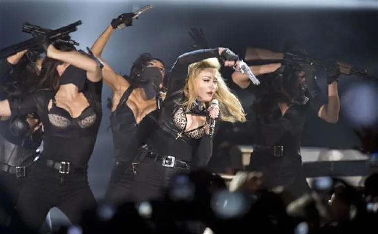 Madonna mahala oružjem prema publici