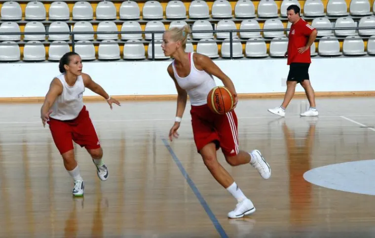 Brze, žestoke i lijepe = hrvatske ko&scaron;arka&scaron;ice