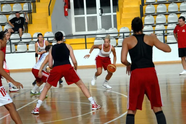 Brze, žestoke i lijepe = hrvatske ko&scaron;arka&scaron;ice