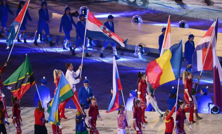 Član srebrnog četverca na pariće Damir Martin nosio je hrvatsku zastavu na zatvaranju Olimpijskih igara.