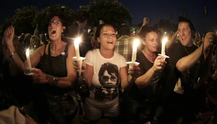 Na 35. godišnjicu smrti "kralja rock'n'rolla" Elvisa Presleya obožavatelji su u četvrtak ovacijama pozdravili njegovu bivšu suprugu i kćer na pjevačevu imanju Graceland u Memphisu u saveznoj državi Tennessee.