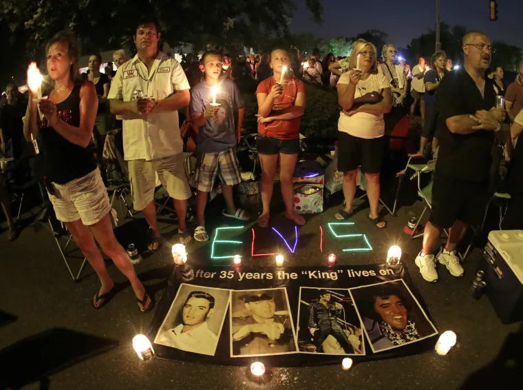 Graceland, kuća od 23 soba gdje je Elvis pokopan pored svojih roditelja, ostala je čitavu noć otvorena za posjetitelje.