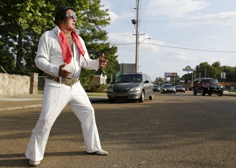 Presley je snimio 30-ak filmova, a neki od njegovih nezaboravnih hitova su "Love Me Tender" (Voli me nježno, kako se naziva i film) , "Tutti Frutti", "Jailhouse Rock". Još za života postao je "kralj", a njegovi obožavatelji ističu da "legenda još živi".