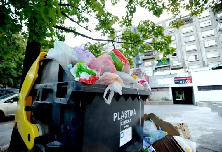 Metropola zatrpana smećem