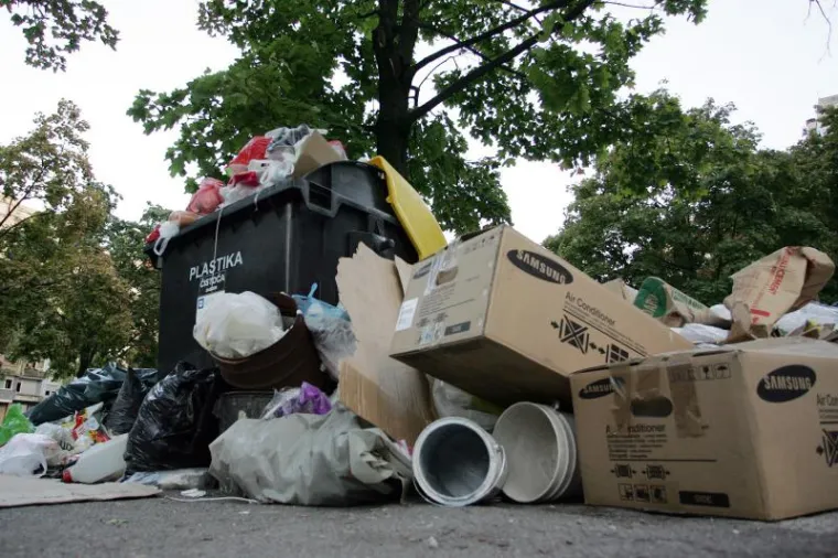 Metropola zatrpana smećem