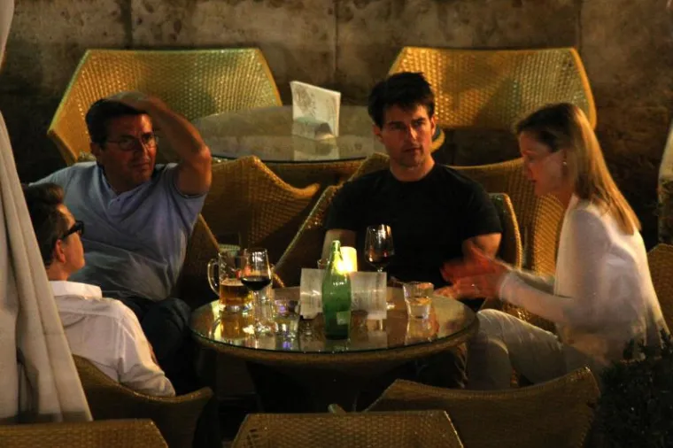 Glumac i njegovo veselo dru&scaron;tvo sjeli su u Caffe Bar Pjaca te opu&scaron;teno razgovarali i pili svoja piće. Ni po čemu nije odavao dojam velike i zahtjevne zvijezde.
&Scaron;tovi&scaron;e, strpljivo se fotografirao sa svim obožavateljima koji su mu pri&scaron;li.