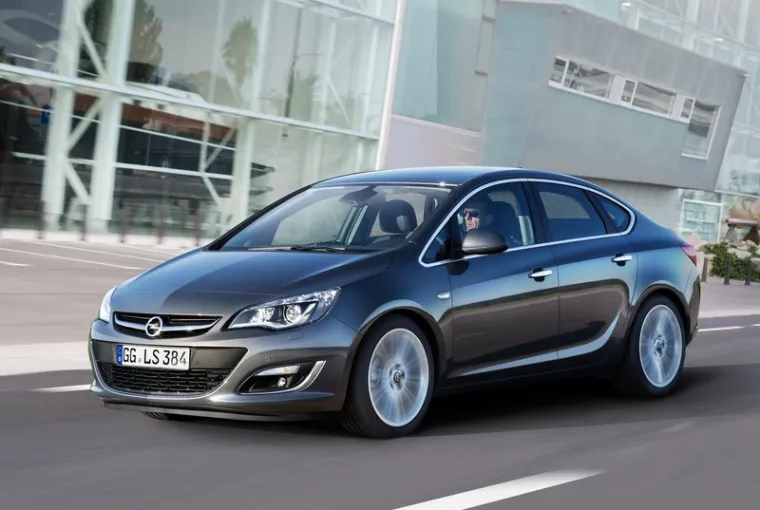Kada se radi o motorima, nova linija Astri zadovoljiti će iznimno širok dijapazon želja kupaca. U ponudi su od najekonomičnije Astra svih vremena, modela 1.7 CDTI ecoFLEX (81 kW/110 KS i 96 kW/130 KS) sa samo 99 g/km CO2 (3,7 l/100 km) preko najsnažnije dizelske Astre svih vremena s novim BiTurbo CDTI motorom sa 195 KS do najsnažnije Astre u povijesti, modela OPC s 280 KS.