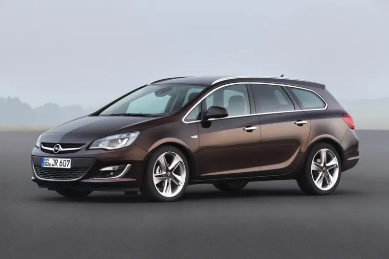 . Nova Astra OPC, opremljena s 2.0-litarskim benzinskim turbo motorom s izravnim ubrizgavanjem, obećava puno zabave iza upravljača. Uz snagu od 206 kW/280 KS i maksimalni okretni moment od 400 Nm, Astra OPC nije samo najsnažnija Astra svih vremena, nego je i najbrža; naime, najveća brzina moćnog kupea je 250 km/h, a ubrzanje od 0 do 100 km/h traje 6 sekundi.