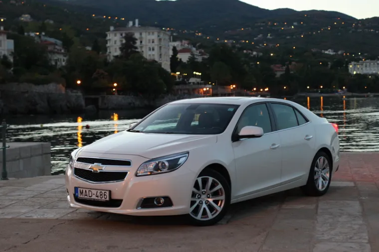 Moderan izgled s masivnim prednjim dijelom odlika je novog dizajnerskog smjera u Chevroletu, a Malibu je najnoviji pripadnik te svježe palete.
