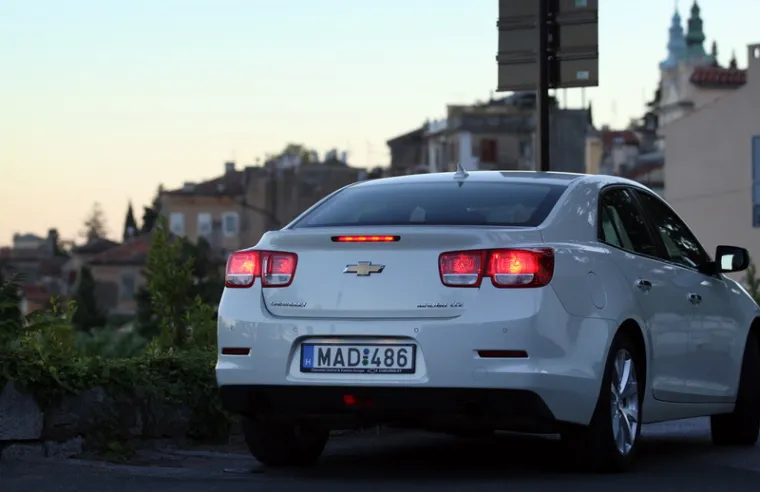 Skladna linija karoserije proteže se do stražnjeg dijela gdje dominiraju stražnja svjetla koja podsjećaju na legendarni Camaro.