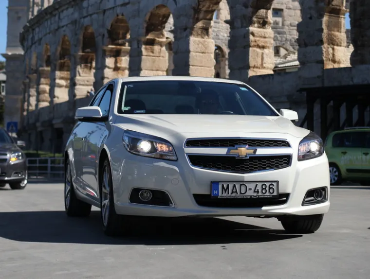 Za ugodno ledenoplavo ambijetalno osvjetljenje korištena je tehnologija svjetlosnih cijevi, a kromirani detalji stvaraju dodatan ugođaj.