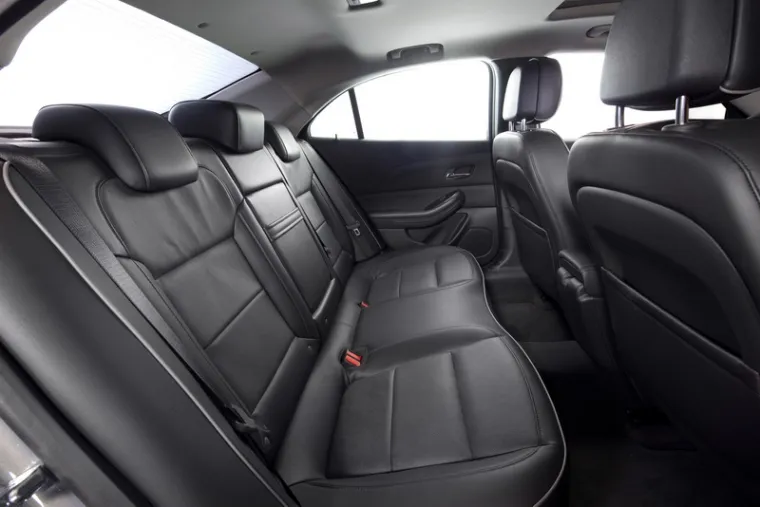 Već smo spomenuli velik međuosovisnki razmak Malibua. Prostranost sprijeda nije upitna u ovom segmentu, a upravo velik međuosovinski razmak daje obilje mjesta na stražnjoj klupi.