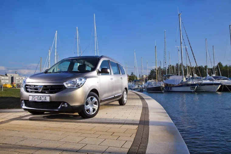 Dacia Lodgy je tijekom testa s lakoćom krao poglede slučajnih prolaznika, odavno nismo toliko privlačili poglede u jednom automobilu tog cjenovnog razreda.