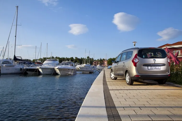 Ovo rumunjsko-marokansko iznenađenje je dostupno u tri razine opreme a ulazni model s benzinskim 1.6 motorom vaš je za 79.900 kuna, dok je najopremljeniji dizelaš sa sedam sjedala 128.900 kuna. Skupo? Pa ne bismo rekli, a profitirate na više načina.