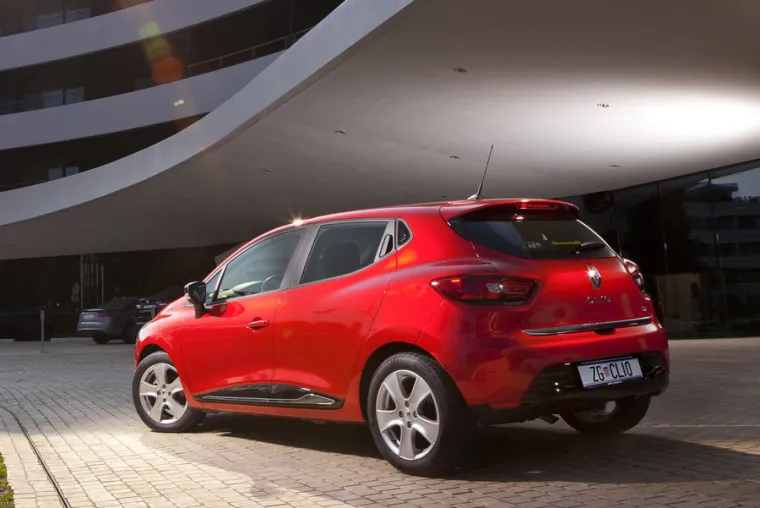 Uzevši sve generacije u obzir, s približno 12 milijuna prodanih primjeraka od 1990. godine, Clio je najprodavaniji automobil tvrtke Renault. Nakon nešto lošije prodaje treće generacije, sve oči su uprte u atraktivni novitet koji smo imali priliku i isprobati.
