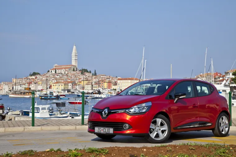 Ovo je prvi Renaultov automobil s novim trocilindarskim turbomotorom Energy TCe 90 koji sjajno ujedinjuje užitak vožnje i izvanrednu ekonomičnost. Ovaj motor s tri cilindrima i turbopunjačem obujma 898 cm3 i 90 KS opremljen je sustavom Stop &amp; Start i nudi performanse atmosferskog motora od 1,4 litre.