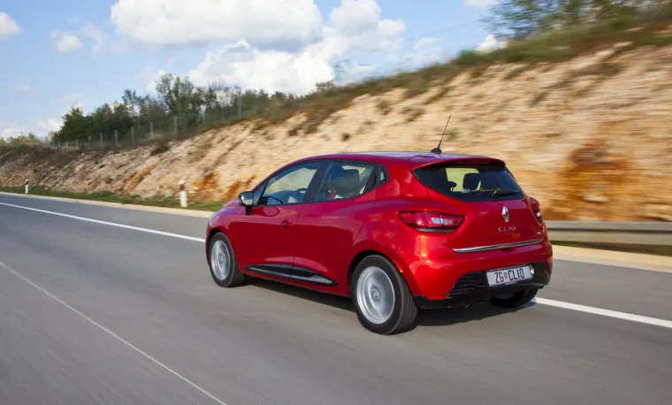 Dostupan je samo u izvedbi s pet vrata, no ima coupeovsku siluetu, u C nosaču krova skrivena je kvaka stražnjih vrata.