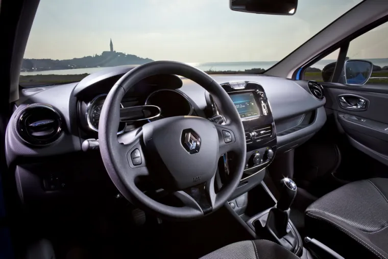 Ukus i funkcionalnost jasno je vidljiva u mnogim elementima unutra&scaron;njosti, od armaturne ploče u obliku avionskog krila, skladno izvedene sredi&scaron;nje konzole i pristupačnih mjesta za odlaganje po cijeloj kabini do pomno izvedenih pojedinosti i ozračja s osvježavajućim bojama.