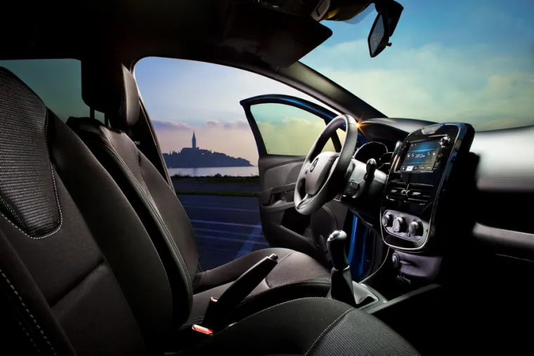 U unutra&scaron;njosti i izvana predviđene su povr&scaron;ine namijenjene uređenju po mjeri, od upravljača do bočnih za&scaron;titnih letvica na vratima. Detalji u unutra&scaron;njosti dostupni su u sedam izvedbi: četiri boje (crna, crvena, plava, bjelokost) i tri teme, poput krovnih ukrasa: Elegant, Sport, Trendy. Kad se to uklopi s osam vanjskih boja i pet vanjskih uređenja onda su mogućnosti stvarno velike.