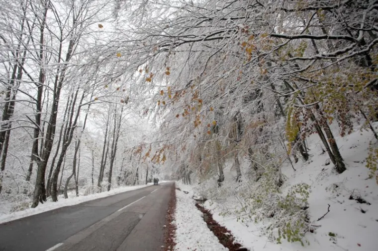 Snijeg zabijelio Gorski kotar